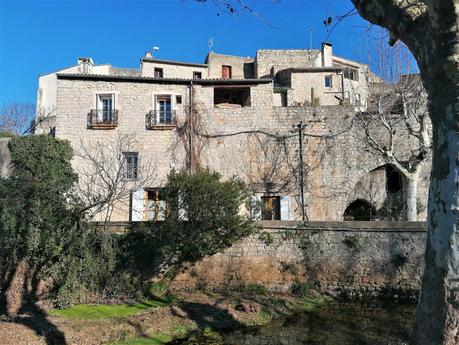 Que faire autour de Montpellier sans voiture : le village médiéval Les Matelles