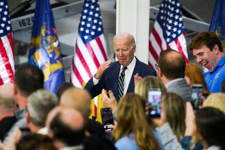 Les gens devraient ressentir de la fierté, de l’optimisme vis-à-vis de l’économie Le président Joe Biden salue la foule alors qu'il entre dans le SK Siltron CSS à Bay City le mardi 29 novembre 2022.