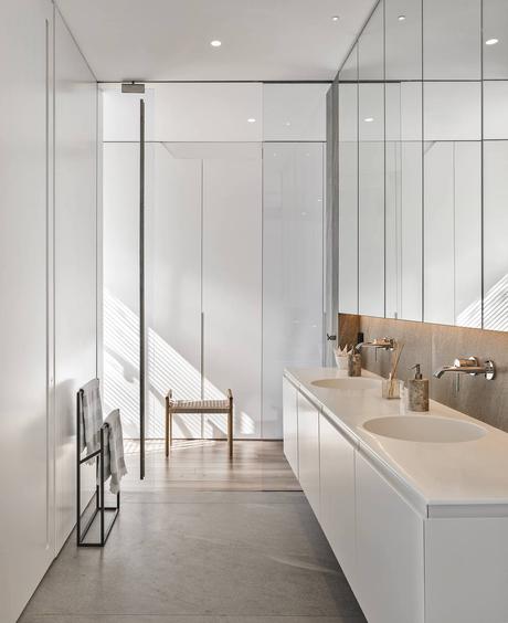 salle de bains en longueur double vasque blanche mur miroir