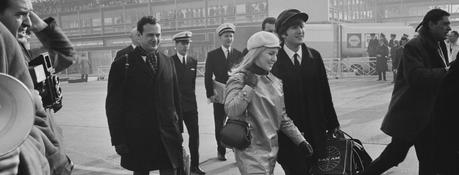 John Lennon a signé des autographes à l’hôpital après la naissance de son fils. John Lennon a signé des autographes à l'hôpital après la naissance de son fils.