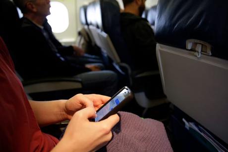 Dois-je laisser mon téléphone en mode avion ? C’est une bonne idée Une enquête de 2017 a révélé qu'environ 40% des passagers des compagnies aériennes ont déclaré avoir laissé leur service cellulaire allumé pendant le vol.