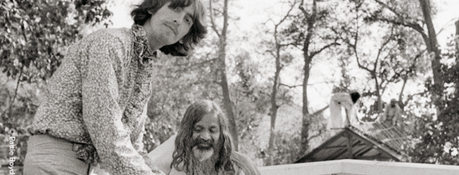 George Harrison s'est baigné dans le Gange en Inde quelques semaines avant sa mort. Plus tard, sa veuve y a dispersé ses cendres.