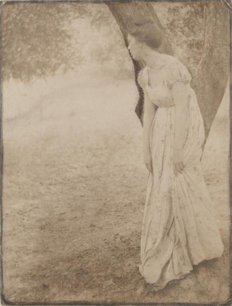 Clarence H. White (1871–1925), Letitia Felix tenant ses jupes, vers 1897.