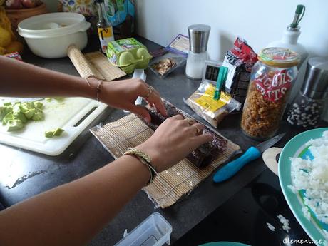 Ma petite fille prépare des sushis