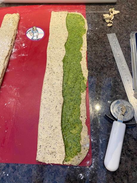 Couronne des Fêtes: la babka au pesto de noix macadamia Couronne des Fêtes: la babka au pesto de noix macadamia