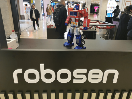 Le robot Optimus Prime de Robosen arrive en France