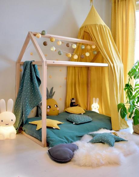 chambre enfant lit cabane bois accessoire bleu canard voile jaune tapis blanc