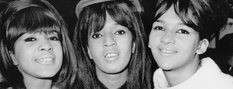 Dans les années 1960, les Ronettes et les Beatles étaient amis. Comment pourraient-ils ne pas l'être ? Ils étaient deux des meilleurs groupes de rock 'n' roll de la décennie. Alors que nous nous remémorons l'héritage de Ronnie Spector, la chanteuse des Ronettes, décédée le 12 janvier dernier, nous ne pouvons nous empêcher de nous pencher sur la relation qu'elle et son groupe de filles entretenaient avec les Fab Four. Elles admiraient les Beatles, qui les traitaient comme les superstars qu'elles étaient.
