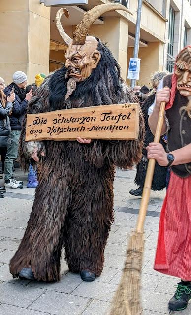 Die Krampus sind in München eingetreten — 34 Bilder / Les Krampus sont entrés dans Munich — 34 photos