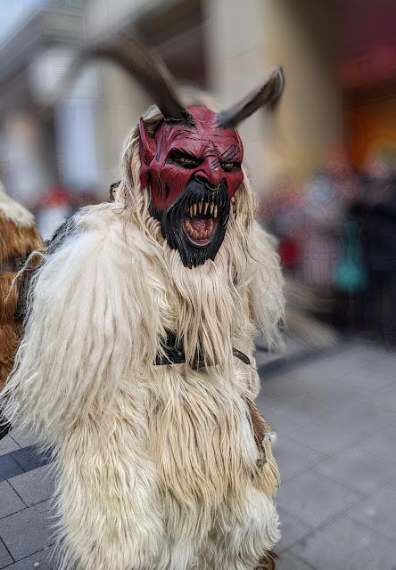Die Krampus sind in München eingetreten — 34 Bilder / Les Krampus sont entrés dans Munich — 34 photos