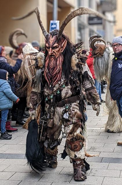 Die Krampus sind in München eingetreten — 34 Bilder / Les Krampus sont entrés dans Munich — 34 photos