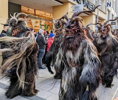 Die Krampus sind in München eingetreten — 34 Bilder / Les Krampus sont entrés dans Munich — 34 photos