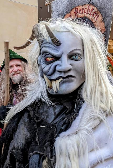 Die Krampus sind in München eingetreten — 34 Bilder / Les Krampus sont entrés dans Munich — 34 photos
