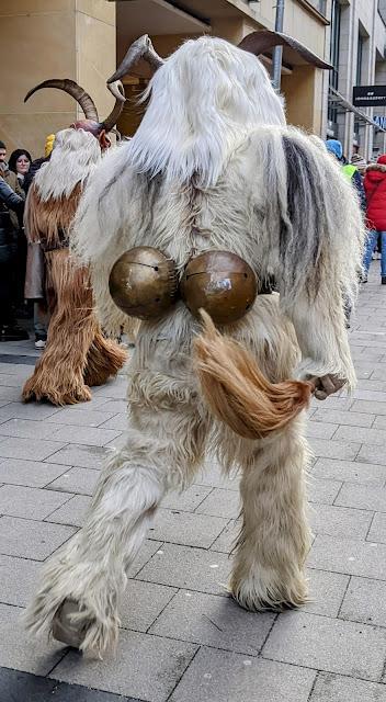 Die Krampus sind in München eingetreten — 34 Bilder / Les Krampus sont entrés dans Munich — 34 photos