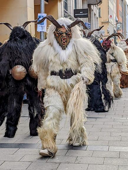 Die Krampus sind in München eingetreten — 34 Bilder / Les Krampus sont entrés dans Munich — 34 photos