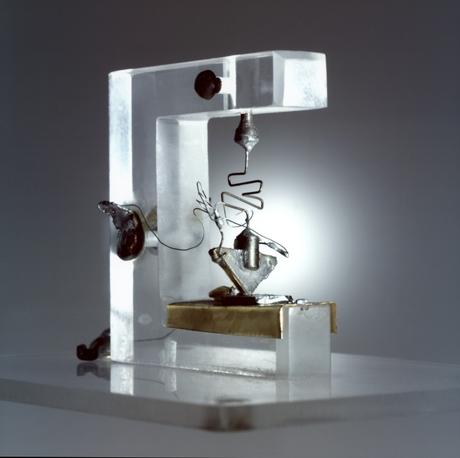 Le premier transistor se trouve sur un petit piédestal dans une salle d'exposition de Nokia Bell Labs.