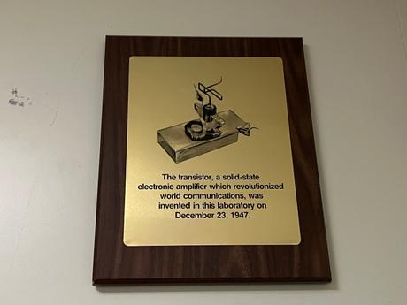 Une histoire du transistor à 75 ans Une plaque sur le mur de Nokia Bell Labs qui commémore l'invention du premier transistor.
