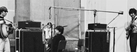 Jimmy Page : “Les Beatles ont fait tomber les barrières sociales” Cependant, la popularité des Beatles a établi qu'il n'était pas nécessaire d'être très instruit pour apprécier l'art et que l'art n'avait pas besoin d'être douloureux pour être apprécié par les masses. Leur musique initiale était clairement inspirée par le dancehall, le vaudeville et les hymnes. Par conséquent, les Beatles semblent parler au nom de l'homme ordinaire britannique, ce qui contraste fortement avec les Rolling Stones, qui ont embrassé la culture américaine beaucoup plus facilement. Ils n'étaient ni riches, ni pauvres, ni ouvriers, ni ouvertement privilégiés. Ils semblaient être un échantillon de la société britannique et ont créé une forme de musique unique dans laquelle tous les auditeurs ont pu trouver quelque chose qu'ils pouvaient apprécier, quelle que soit leur classe sociale.