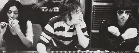 John Lennon, co-chanteur et auteur-compositeur des Beatles, est né en 1940 et a formé le groupe mondialement connu aux côtés de Paul McCartney, George Harrison et Ringo Starr à l'âge de 20 ans. Il a sorti six albums studio avec Yoko Ono et cinq enregistrements différents en tant qu'artiste solo au cours de sa carrière de 24 ans.