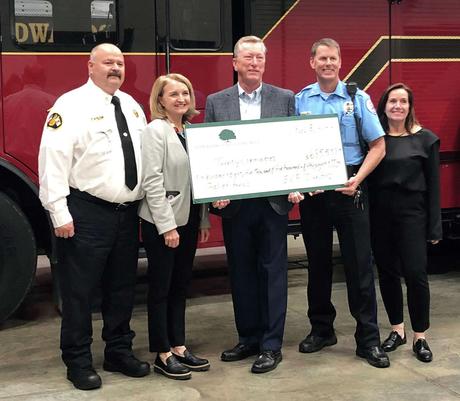 De gauche à droite, le chef des pompiers d'Edwardsville, James Whiteford;  Pam Farrar, directrice de la Fondation communautaire d'Edwardsville ;  Rich Walker, membre du conseil d'administration de la Fondation communautaire d'Edwardsville ;  Michael Fillback, chef de la police d'Edwardsville ;  et la présidente du conseil d'administration de la Fondation communautaire d'Edwardsville, Caryn Mefford.