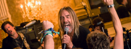 L'ancien chanteur des Stooges a des goûts éclectiques, comme le prouve son émission de radio très appréciée sur BBC 6 Music, qui est incontournable tous les vendredis soirs. Son groupe préféré de la dernière décennie est étonnamment Sleaford Mods, et il a même entraîné son cacatoès de compagnie, Biggy Pop, à chanter avec lui dans ce qui est un instantané étrange de son existence bizarre mais utopique.