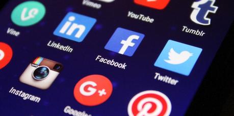 7 erreurs courantes que les pigistes font lors du démarrage d’un site Web Plusieurs applications de médias sociaux sur un smartphone