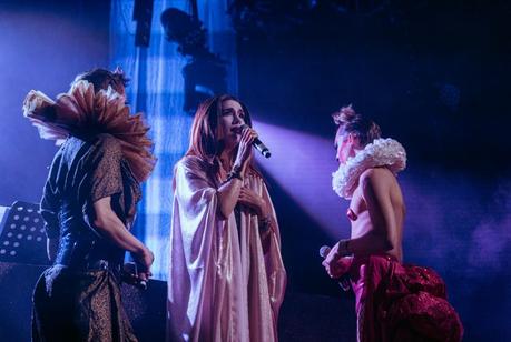MADAME ARTHUR nous ouvre les portes de son cabaret et nous dévoile les secrets des coulisses