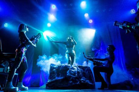 MADAME ARTHUR nous ouvre les portes de son cabaret et nous dévoile les secrets des coulisses