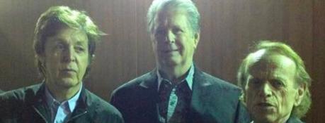Paul McCartney est resté en contact avec Brian Wilson des Beach Boys (et lui a même joué une chanson inédite) Paul McCartney est resté en contact avec Brian Wilson des Beach Boys (et lui a même joué une chanson inédite)