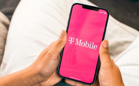 Offres téléphoniques de dernière minute pour les vacances – obtenez l’iPhone 14 gratuitement Une femme tenant un iPhone dans ses mains avec le logo T-Mobile superposé à l'écran
