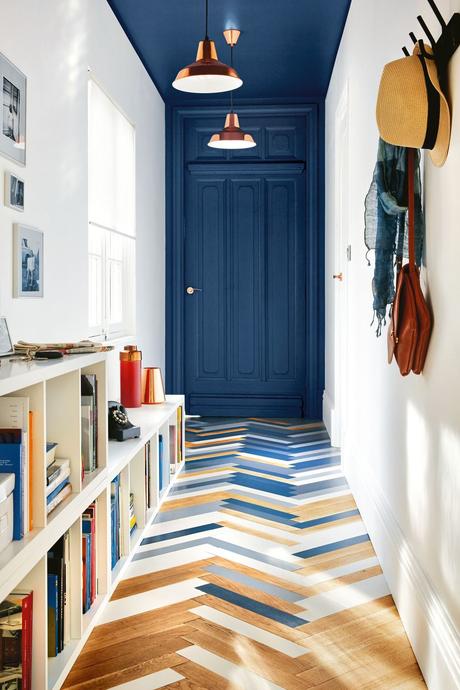 couloir d'entrée mélange carrelage et parquet lamelle porte bleu
