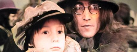 Julian, le fils de John Lennon, se souvient avoir reçu un message de son père dans l’au-delà. Julian, le fils de John Lennon, se souvient avoir reçu un message de son père dans l'au-delà.