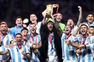 Que portait Lionel Messi pour soulever le trophée de la Coupe du monde ?