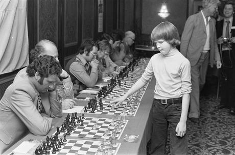 Seul contre tous, le champion d’échecs n’a pas flanché