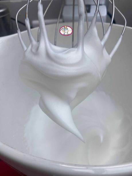 La bûche de Noël 2022 mandarine marron La bûche de Noël 2022 mandarine marron