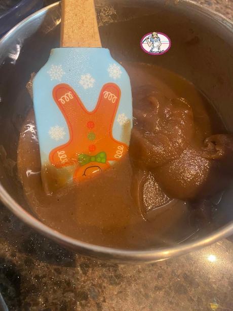 La bûche de Noël 2022 mandarine marron La bûche de Noël 2022 mandarine marron