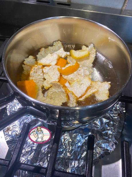 La bûche de Noël 2022 mandarine marron La bûche de Noël 2022 mandarine marron