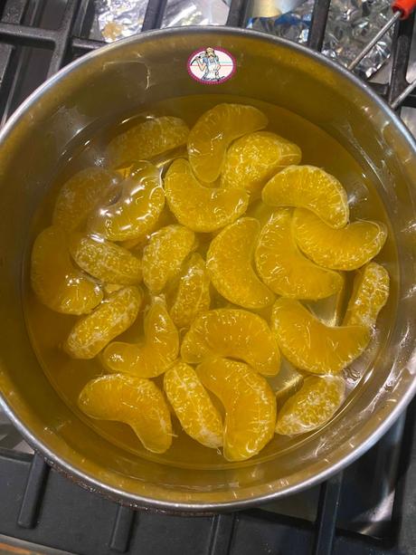 La bûche de Noël 2022 mandarine marron La bûche de Noël 2022 mandarine marron