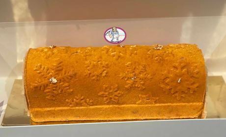 La bûche de Noël 2022 mandarine marron La bûche de Noël 2022 mandarine marron