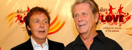 Comment John Lennon a influencé la chanson des Beach Boys ” Girl Don’t Tell Me “.