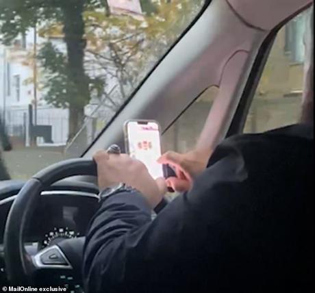 Moment où un conducteur Uber téméraire navigue sur YOUTUBE sur son téléphone au volant pendant qu’un passager nerveux filme Le passager a affirmé qu'en raison de son manque d'attention à la route, il a fait une embardée et ne s'est pas arrêté