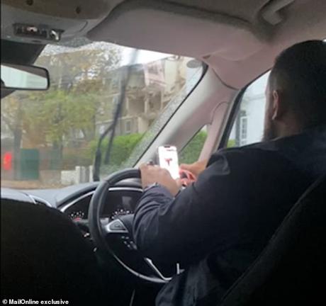 Un chauffeur Uber a été surpris en train de naviguer sur les réseaux sociaux sur son téléphone alors qu'il était au volant alors qu'un passager nerveux filmait sur son téléphone