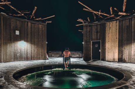 Tester le sauna flottant du spa hôtel d’Arctic Bath en Laponie suédoise