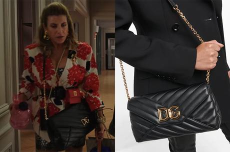 EMILY IN PARIS : Madeline’s black quilted crossbody bag in S3E03