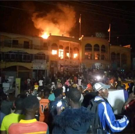 Cameroun – Urgent : Le supermarché de Dovv Mendong en feu -VIDEO-