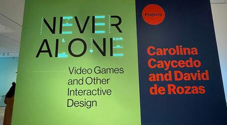 Bannière d'entrée de l'exposition Never Alone