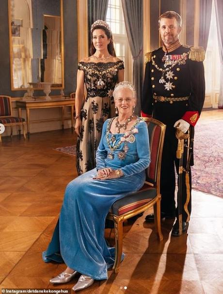 Une deuxième image publiée aujourd'hui montre la reine assise aux côtés de son fils, le prince Frederik, et de son épouse, la princesse héritière Mary.