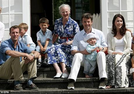 Ce fut un automne tumultueux pour la famille royale danoise après que le monarque a dépouillé les quatre enfants de Marie et Joachim de leurs titres de prince et de princesse – une décision contre laquelle il s'est publiquement prononcé (photo, le prince Joachim avec la reine Margarethe, le prince frederik et la princesse héritière Mary)