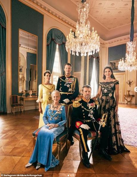 La famille royale danoise a publié un nouveau portrait de la reine Margrethe avec ses fils et leurs épouses – après leur titre royal