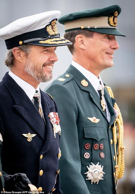 La famille royale danoise publie un nouveau portrait de la reine Margrethe avec ses DEUX fils